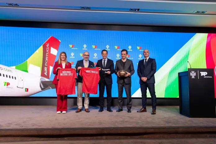 Margarida Balseiro Lopes, Ministra da Cultura, Juventude e Desporto, Miguel Pinto Luz, Ministro das Infraestruturas e da Habitação, Pedro Proença, Presidente da Federação Portuguesa de Futebol, Luís Rodrigues, CEO da TAP, e Roberto Martínez, Selecionador Nacional. Crédito: Divulgação/TAP