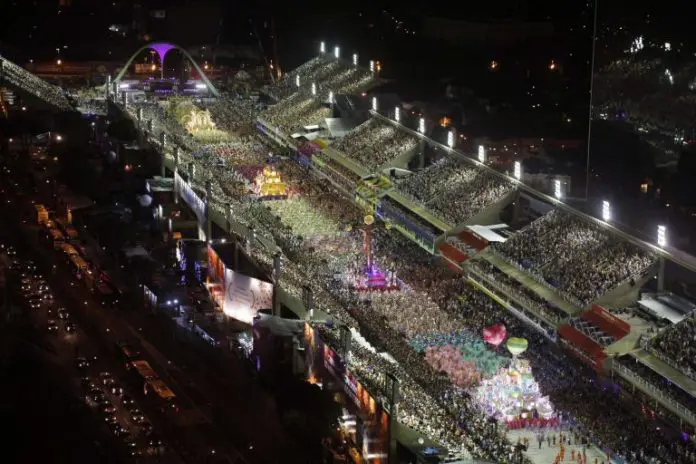 Embratur lança guia digital para facilitar experiências de turistas internacionais durante o Carnaval do Rio de Janeiro