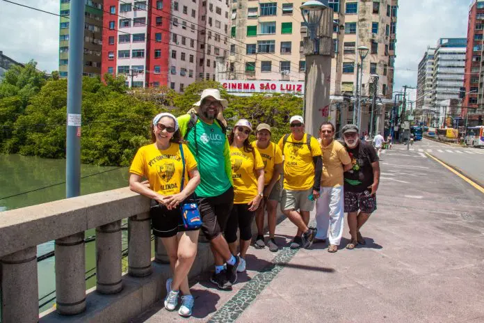 Grupo no city tour em Recife_Divulgação Luck Receptivo Novo city tour utiliza locações do cinema para apresentar o Recife por uma perspectiva cultural e criativa. Crédito: Divulgação/Luck Receptivo
