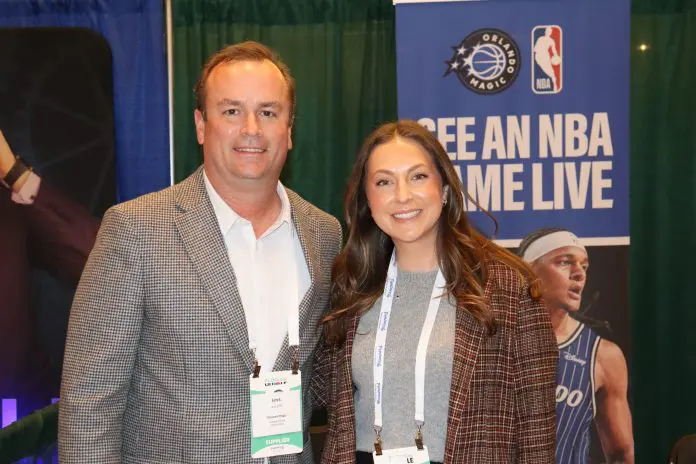 Jess Lott, executivo sênior global de Contas de Turismo, e Danielle Pechous, gerente sênior de Vendas de Turismo do Orlando Magic. Crédito: Felipe Lima/Brasilturis