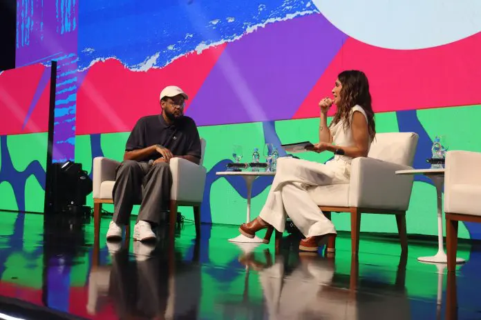 Rapper Emicida durante bate-papo com a apresentadora Sara Oliveira no Lacte 21. Crédito: Matheus Alves/ Brasilturis