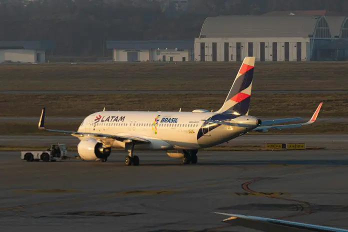 Plano de frota da Latam para 2026 inclui Embraer E2, Airbus A320 e Boeing 787, com reforço operacional e novas rotas. Crédito: Ariadne Barroso/pexels