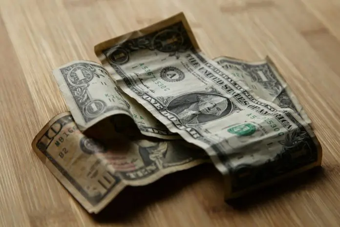 dólar recua