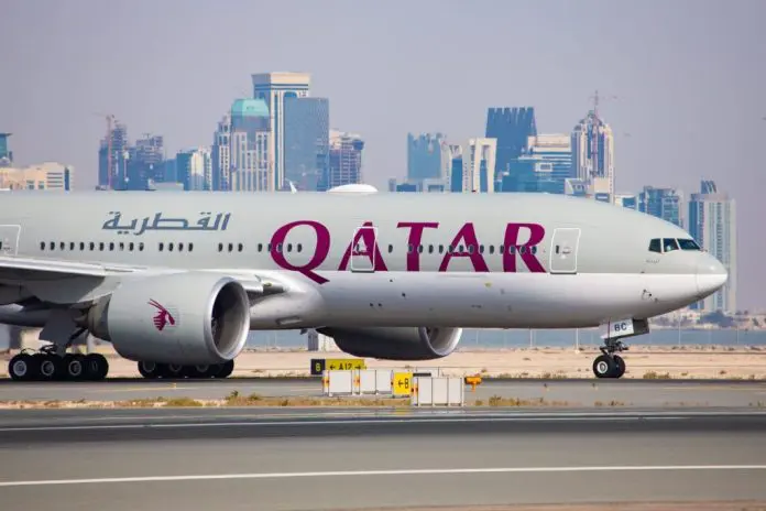 Fechamento do espaço aéreo no Golfo leva companhias aéreas a suspenderem operações internacionais. Crédito: Divulgação/Qatar Airways