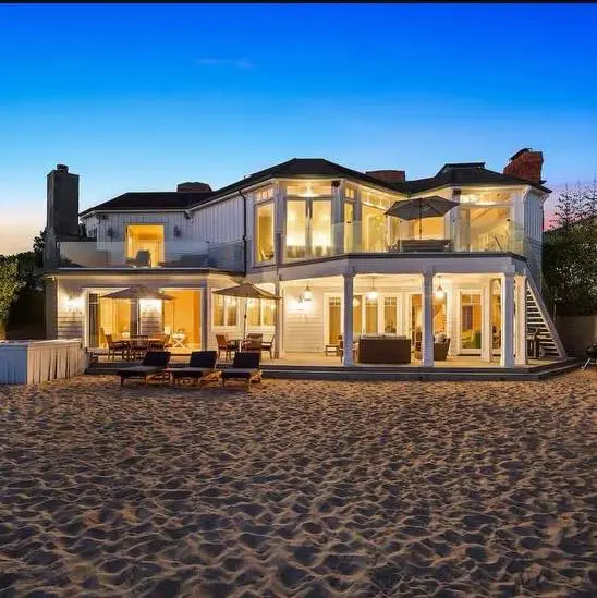 Casa usada como cenário de “Hannah Montana” em Malibu segue atraindo fãs e curiosos de diferentes gerações. Crédito: Divulgação