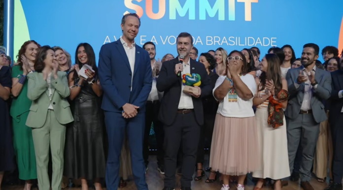 Marcelo Freixo anuncia Bruno Reis como seu sucessor na presidência da Embratur durante cerimônia no Visit Brasil Summit Crédito: Reprodução/Embratur