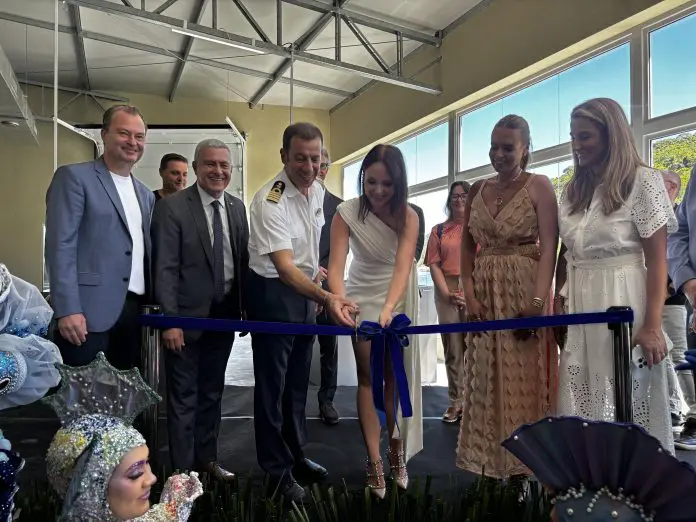 Corte da fita abre oficialmente o ancoradouro de Balneário Camboriú para embarque e desembarque de navios de cruzeiros. Crédito: Maurício Herschander/Brasilturis