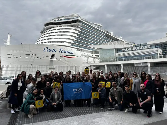Agentes de viagens unidos a representantes da Costa Cruzeiros e da Ita Airways em foto pré-embarque no Costa Toscana.