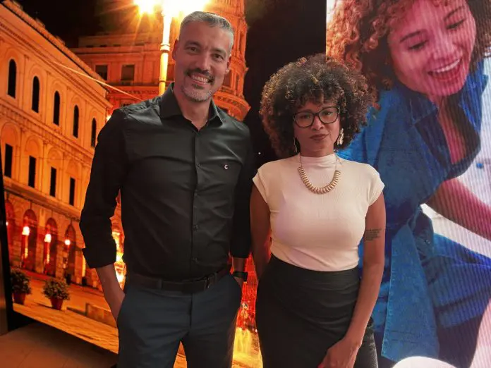Vinícius Freitas, coordenador de Vendas, e Dorivania Morais, executiva de Contas, ambos da Costa Cruzeiros. Crédito: Maurício Herschander/ Brasilturis