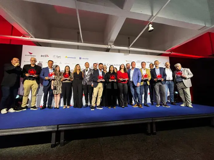 Representantes das 10 empresas que mais venderam Air Canada sobem ao palco. Crédito: Maurício Herschander/ Brasilturis Air Canada Top Sellers