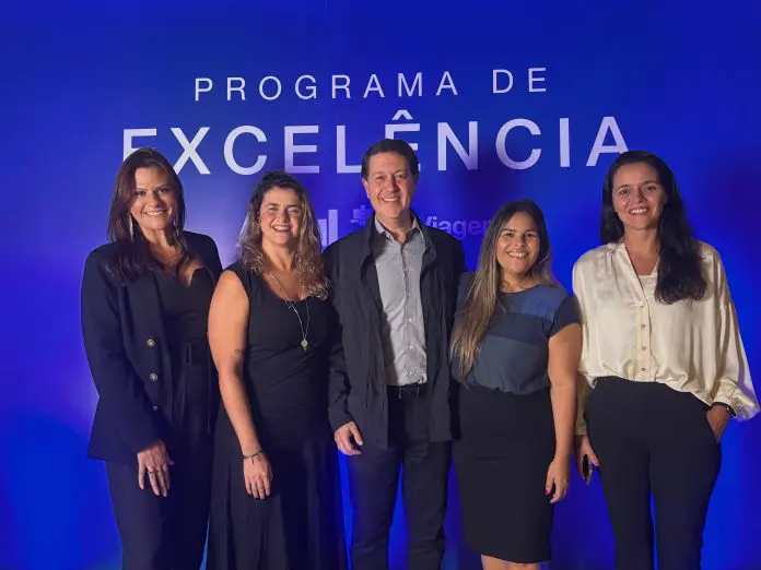 Daniel Bicudo, da Azul Linhas Aéreas, entre Priscilla Godoy, Giulliana Mesquita, Patrícia Gomes e Marcela Ciasca, da Azul Viagens. Crédito: Maurício Herschander/ Brasilturis