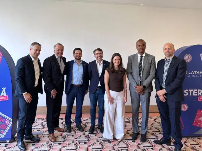 Fernando Capato, de Holambra; Cláudio Ferreira, da Gru Airport; Philipe Karat, da Embratur; Marcus Campos, da Latam; Aline Mafra, da Latam, Luis Sobrinho, da Secretaria de Turismo de São Paulo; e Peter de Bruijn, cônsul dos Países Baixos. Crédito: Divulgação/Latam