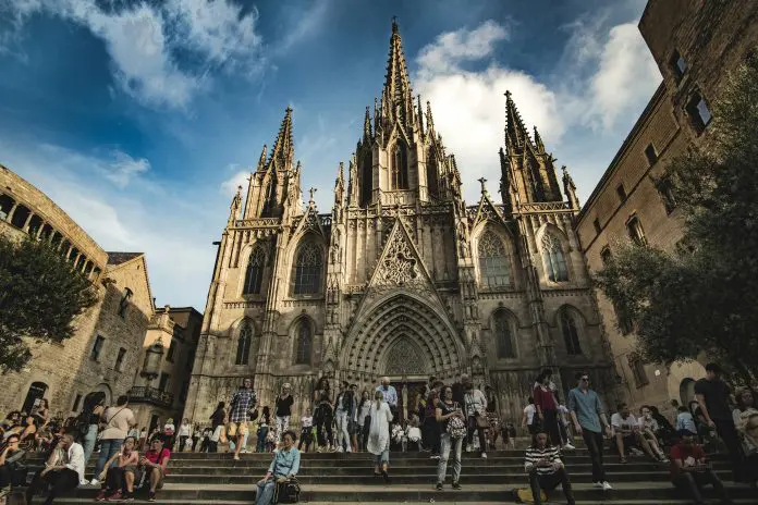 Barcelona amplia taxa turística a partir de abril em meio à pressão por medidas contra a crise habitacional e os impactos do turismo de massa. Crédito: Jo Kassis/pexels