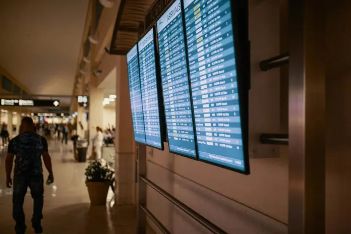 Mais de 7,5 mil voos são cancelados em três dias no maior caos aéreo desde a pandemia; ações de aéreas caem até 13% Crédito:Josh Sorenson/pexels