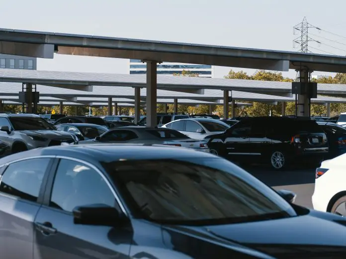 Nova Praça Pick Up do Terminal 2 organiza embarques por aplicativo e amplia a fluidez no Aeroporto Internacional de São Paulo. Crédito: Kindel Media