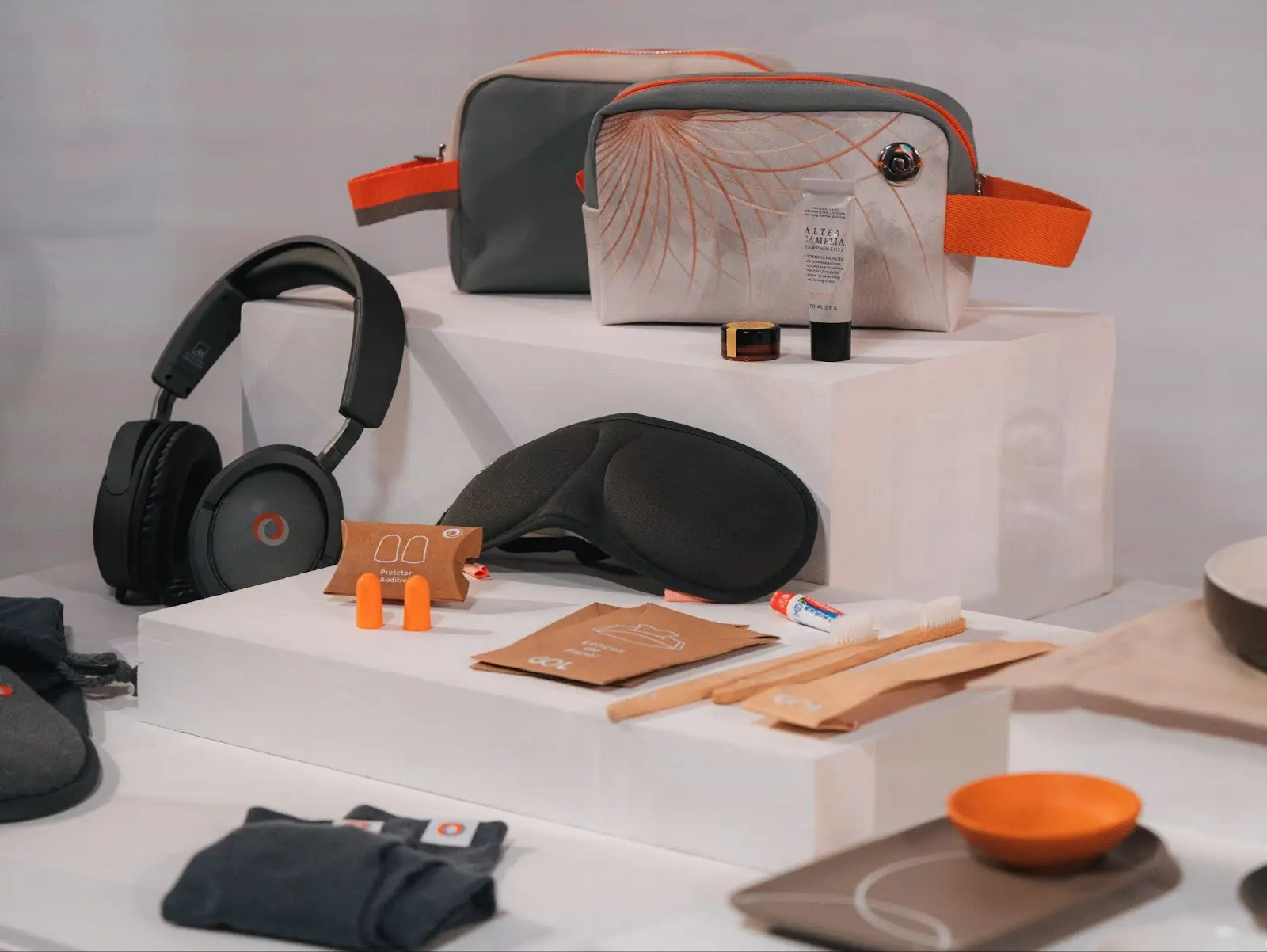 Itens do kit de amenidades que serão disponibilizados para passageiros da classe Business INSIGNIA by GOL Crédito: Victor Erlacher Espindula/ Divulgação Gol