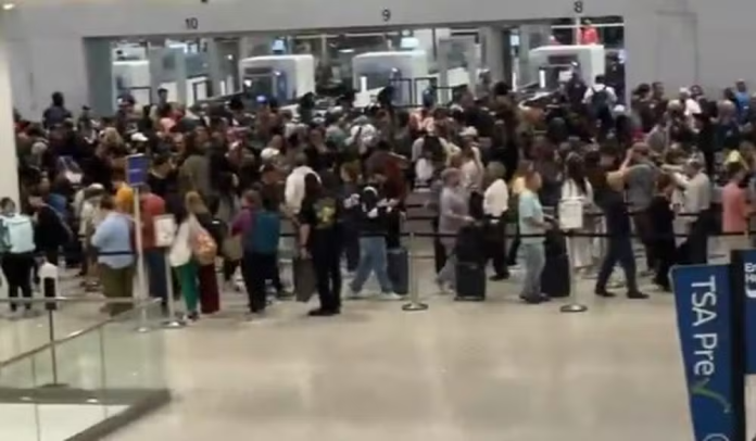 Passageiros enfrentam longas filas em aeroportos dos EUA devido à falta de agentes de segurança Crédito: Reprodução/X