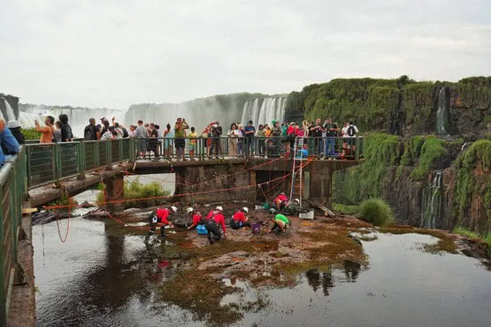 Operação retira 383 kg de moedas do rio Iguaçu nas cataratas Crédito: Divulgação/Urbia Cataratas
