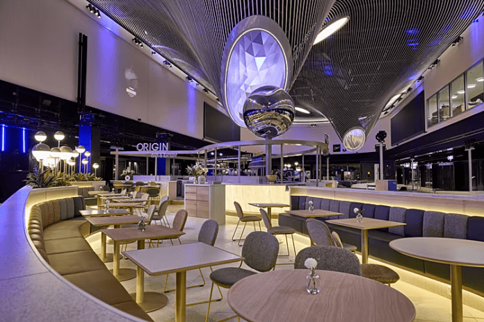 O mercado principal, após a área de segurança, possui um teto ondulado de aço refletor Crédito: Divulgação/Fraport