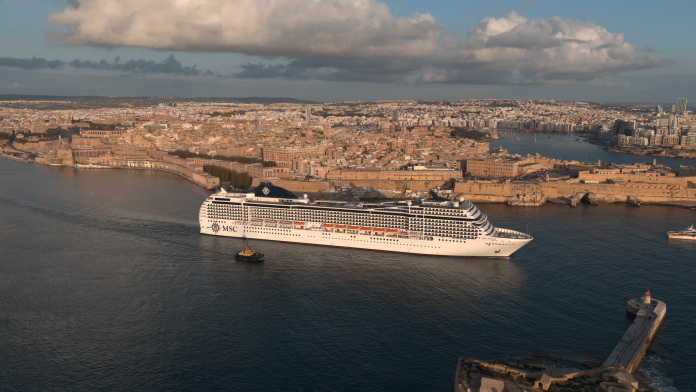 MSC Poesia deixando o estaleiro Palumbo Malta Shipyard. Crédito: Divulgação