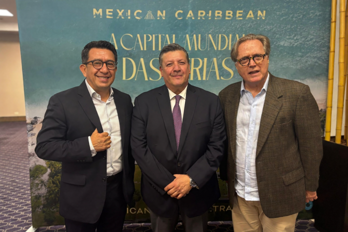 Arturo Cruz, representante do Conselho de Promoção Turística de Quintana Roo, Jorge Téllez, diretor de Promoção do Caribe Mexicano, e Mauricio Vianna, representante do Caribe Mexicano no Brasil. Crédito: Maurício Herschander/ Brasilturis Arturo Cruz, Arturo Cruz, representante do Conselho de Promoção Turística de Quintana Roo, Jorge Téllez, diretor de Promoção do Caribe Mexicano, e Mauricio Vianna, representante do Caribe Mexicano no Brasil. Crédito: Maurício Herschander/ Brasilturis