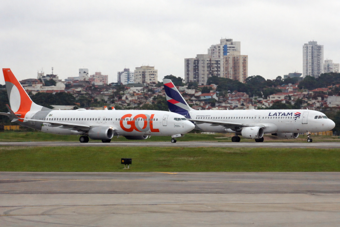 Cade abre processo para investigar possível alinhamento de preços entre Gol e Latam em rotas estratégicas do transporte aéreo doméstico.