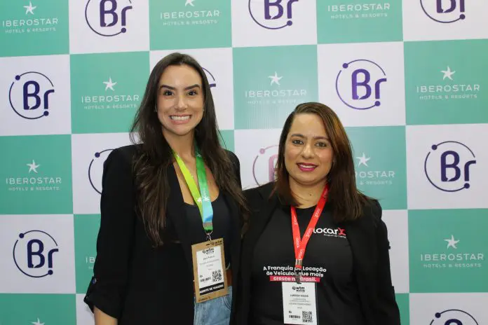 Vera Petrich, diretora de Parcerias da Wooba, e Larissa Sousa, coordenadora Comercial e de Marketing da Locarx. Crédito: Maurício Herschander/ Brasilturis