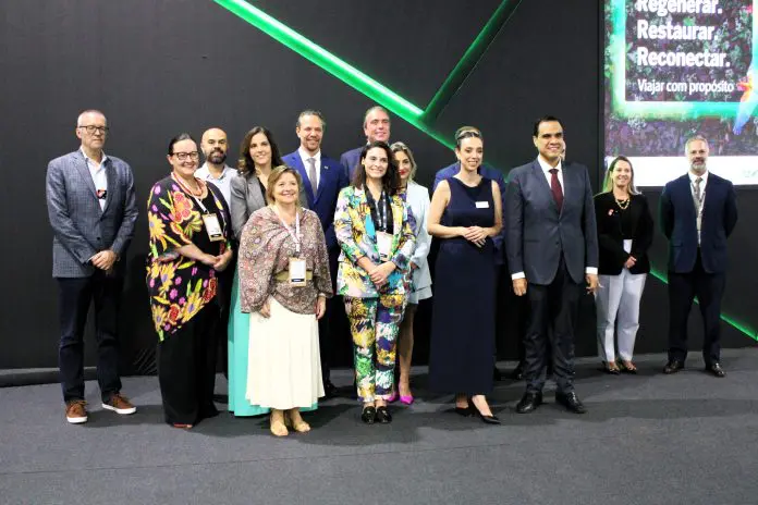 Autoridades e executivos presentes na cerimônia de abertura da WTM Latin America 2026. Crédito: Matheus Alves/Brasilturis
