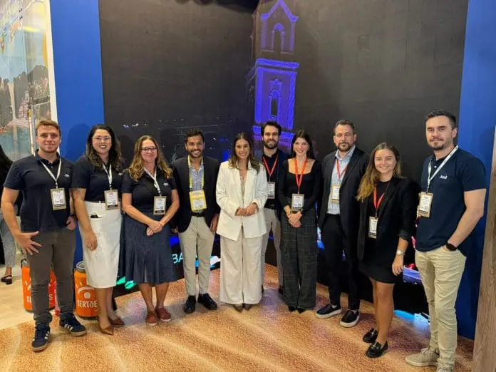 Representantes da Azul Viagens e do Governo do RN anunciam ampliação de parceria na WTM Crédito: Divulgação/ Turismo RN