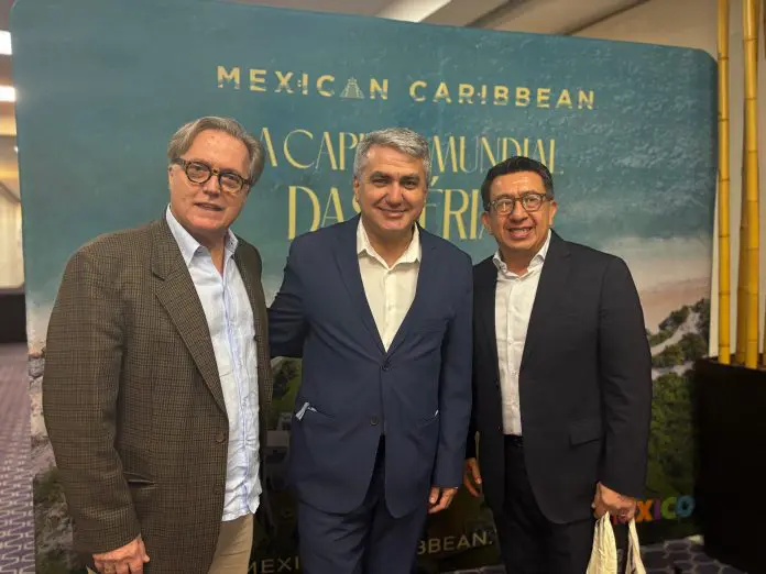 Mauricio Vianna, representante do Caribe Mexicano no Brasil, Marcello Patelli, diretor Comercial da New Age, e Arturo Cruz, do Conselho de Promoção Turística de Quintana Roo. Crédito: Maurício Herschander/ Brasilturis Mauricio Vianna, representante do Caribe Mexicano no Brasil, Marcello Patelli, diretor Comercial da New Age, e Arturo Cruz, do Conselho de Promoção Turística de Quintana Roo. Crédito: Maurício Herschander/ Brasilturis