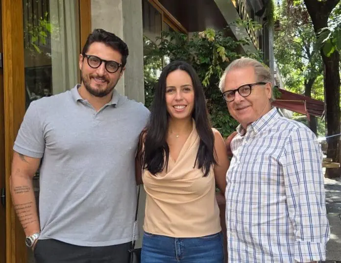 Daniel Pereira (Equipotel), Priscila Bibiano e Sr. Orlando Souza presidente do FOHB (da esquerda para direita). Crédito: Divulgação