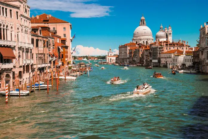 Veneza amplia cobrança de taxa para visitantes de um dia em 2026 e define novas datas e regras para controlar o fluxo turístico.