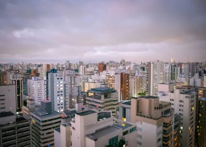 Ciclone tropical e frente fria provocam chuvas em todo o Brasil, com alertas no Sul e Nordeste e queda nas temperaturas em várias regiões.