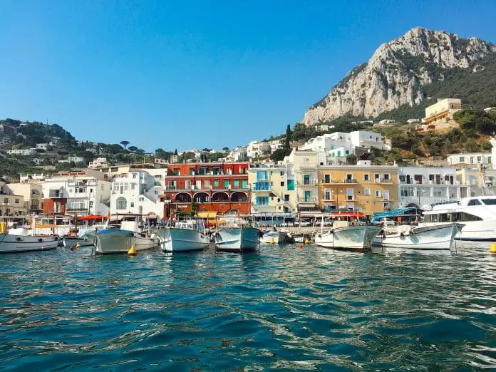 Capri proíbe abordagem insistente a turistas nas ruas e amplia medidas para organizar fluxo de visitantes na alta temporada.