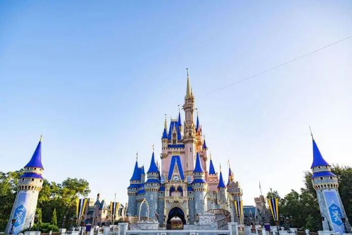 Disney reabre atrações em maio, lança ingressos promocionais e amplia programação especial para o verão nos parques de Orlando.
