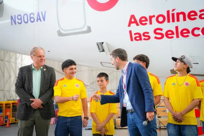 Ramón Jesurum, presidente da Federação Colombiana de Futebol e Gabriel Oliva, presidente da Avianca. Crédito: Divulgação/Avianca