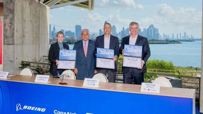 Stephanie Pope, CEO da Boeing; José Raúl Mulino, Presidente da República do Panamá; Pedro Heilbron, CEO da Copa Airlines; e Lawrence Culp Jr., presidente e CEO da GE Aerospace; durante assinatura do acordo Crédito: Divulgação/Copa Airlines