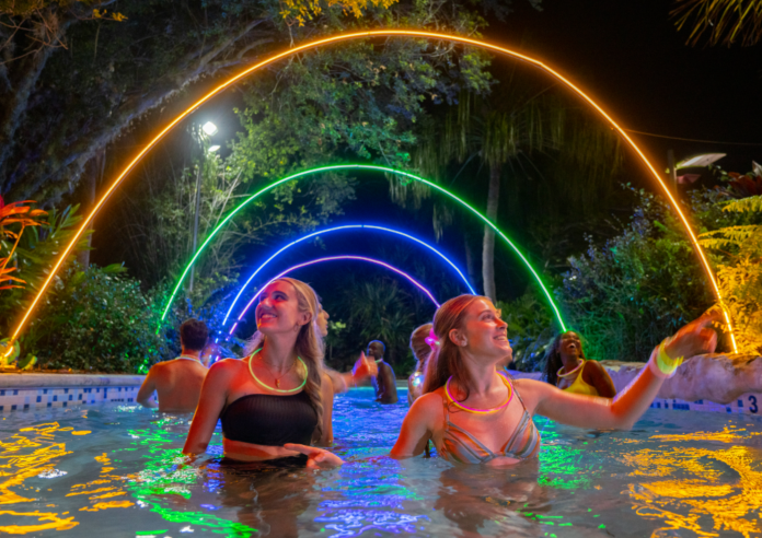 AquaGlow transforma o Aquatica Orlando em ambiente neon durante o verão Crédito: Divulgação/Aquatica Orlando