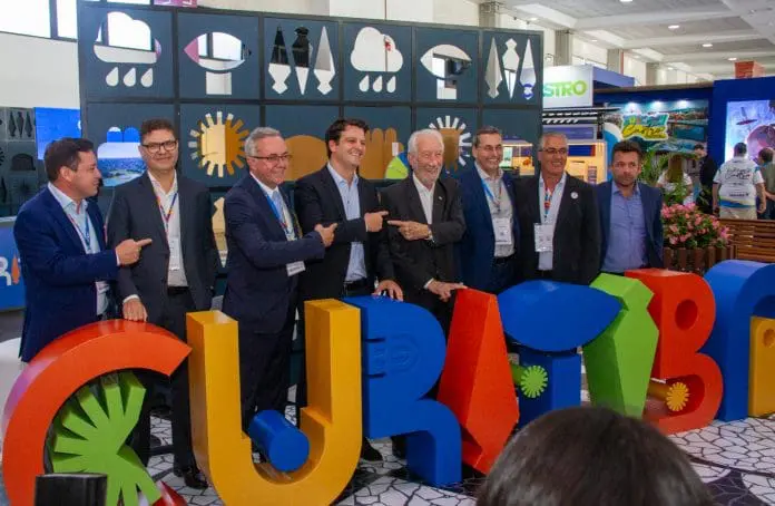 O prefeito de Curitiba, Eduardo Pimentel, e autoridades na Expo Turismo Paraná 2026. Crédito: Divulgação