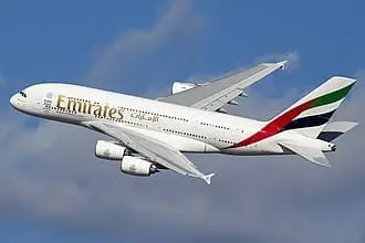 Emirates estreia Premium Economy no piso superior do A380 após ampla renovação da aeronave.