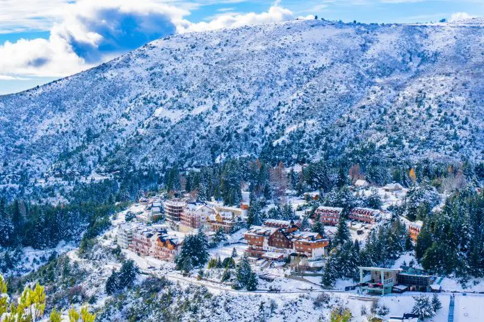 Entre os tours mais reservados da região está a Excursão a San Martín de los Andes e aos Sete Lagos, saindo de Bariloche (foto). Crédito: DIvulgação/Civitatis