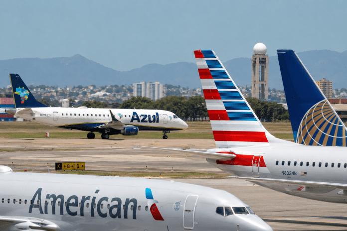 Abra pede participação em análise do Cade sobre investimento de American e United na Azul e cita impacto concorrencial. Crédito: Gerado por Inteligência Artificial