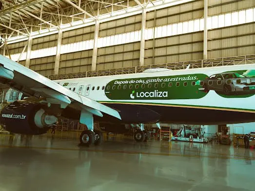 Aeronave da Azul envelopada pela Localiza integra nova campanha voltada à experiência completa do viajante brasileiroCrédito: Divulgação/Edu Bitar
