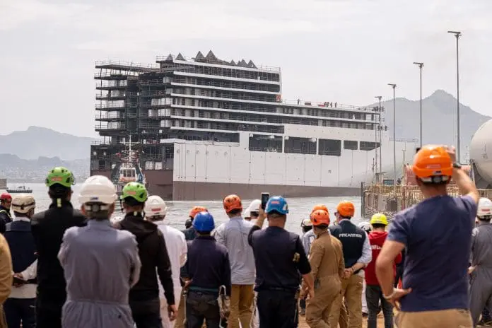 Explora Journeys celebra etapa fundamental da construção com o lançamento da seção de proa do Explora V