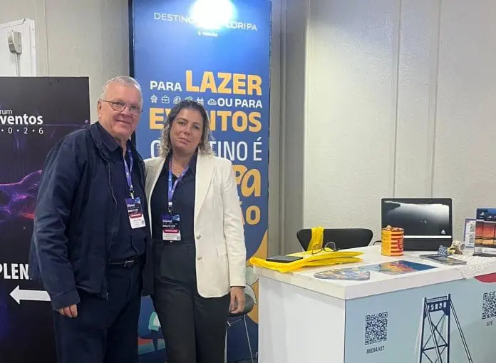 No Fórum Eventos 2026 o presidente do Destino Floripa & Região, Rubens Régis, e a analista de captação de eventos da entidade, Patrícia Lazzari, mostram o potencial da cidade para o mercado de eventos e negócios. Crédto: Divulgação