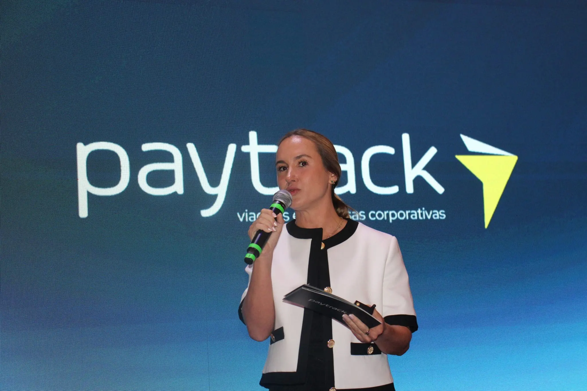 Cibeli Oliveira anuncia o Paytrack Awards durante o evento. Crédito: Maurício Herschander/ Brasilturis
