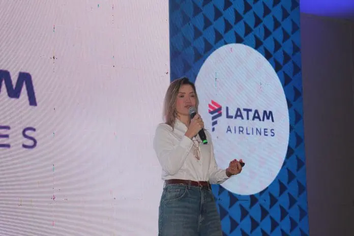 Cibele Bastos, executiva de Contas da Latam Brasil. Crédito: Maurício Herschander/ Brasilturis Cibele Bastos, executiva de Contas da Latam Brasil. Crédito: Maurício Herschander/ Brasilturis