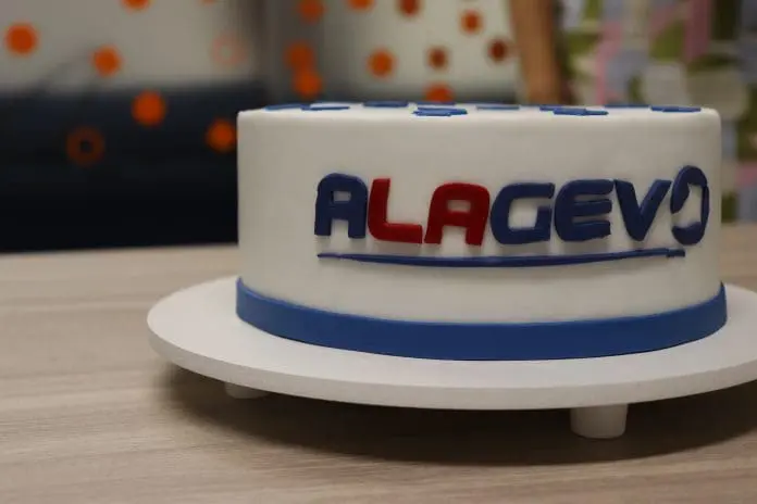 Um bolo personalizado foi levado para celebração do aniversário da Alagev com a equipe Brasilturis. Crédito: Felipe Lima/Brasilturis