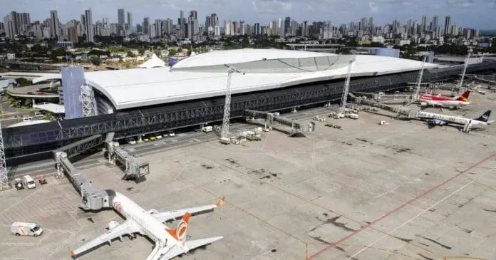 Chuvas intensas provocam desvios de voos no Aeroporto do Recife. Crédito: Divulgação/Aena
