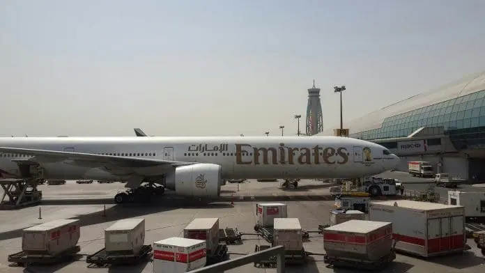 Guerra no Irã provoca queda de 66% no fluxo do aeroporto de Dubai e afeta operações aéreas no Oriente Médio.